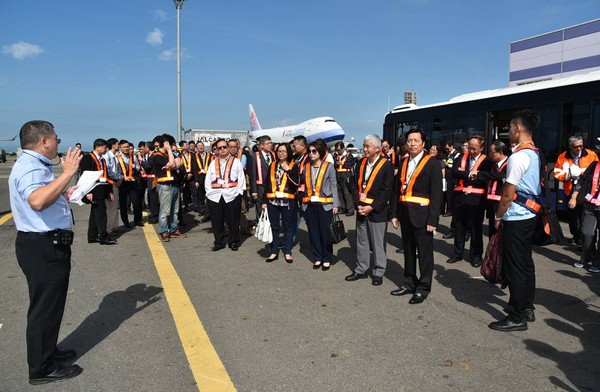 ▲賀陳旦赴桃機視察，親上跑道近距離檢視南跑道養護成果。（圖／桃機提供）