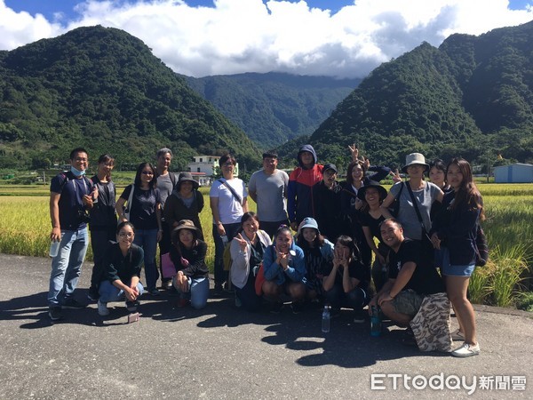 東管處辦理的「東海岸駐地研究員培訓」課程，不但讓學員們試玩「美式文化桌遊」，更一同跨越海岸山脈前往吉拉米代部落，了解部落如何推動文化景觀的保存及生態復育產業。（圖／東管處提供）