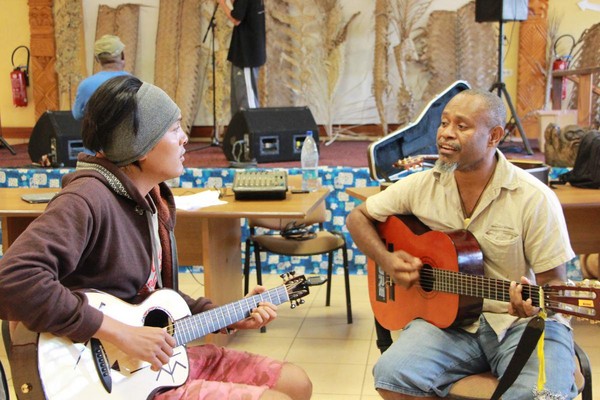 在尚保羅的介紹下，保卜與舒米恩與當地的音樂人進行音樂交流。（一顆星工作室提供）