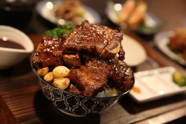  2014年開丼以牛肉其他部位推出各種燒肉丼，例如牛小排肉山丼，每塊厚切1.5公分，光肉量就佔320克。（450元）
