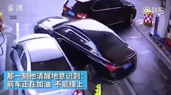 9百萬BMW剎車失靈？車主「閃加油站」直衝河裡。（圖／翻攝自澎湃新聞微博）