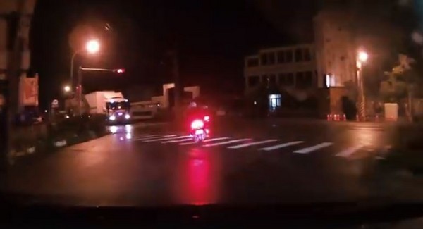 物流司機闖紅燈，差點撞到機車。（圖／翻攝自爆料公社）