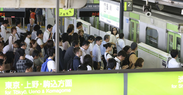 ▲▼日本人搭車、電車、列車             。（圖／達志影像／美聯社）