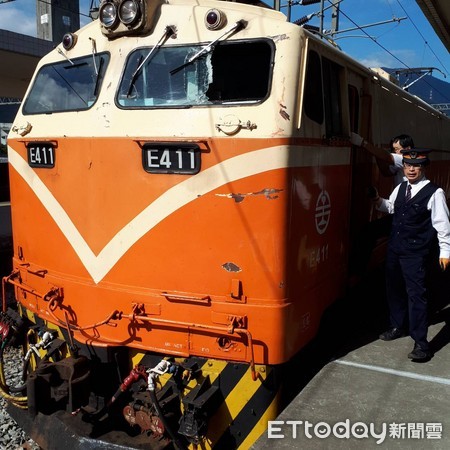 ▲▼ 撞擊武塔站施工鐵製圍籬！　莒光號擋風玻璃破裂、車身刮傷（圖／記者楊佩琪翻攝，下同）