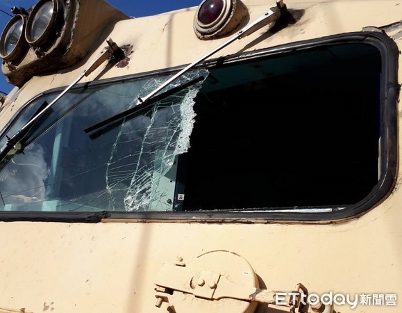 ▲▼    撞擊武塔站施工鐵製圍籬！　莒光號擋風玻璃破裂、車身刮傷（圖／記者楊佩琪翻攝，下同）