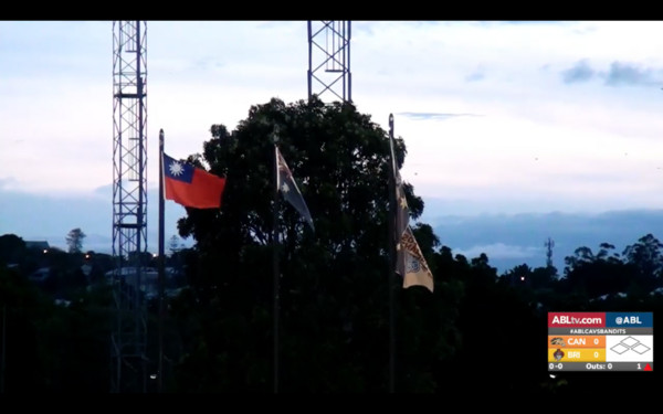▲澳洲職棒俠盜主場升起台灣國旗。（圖／截至ABL TV）