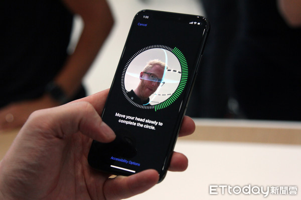 ▲iPhone X全新推出「臉部辨識功能解鎖」掀起熱議。（圖／記者洪聖壹攝）