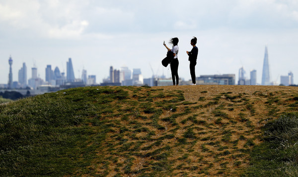 ▲▼居民站在英格蘭諾霍特的公園草地上，欣賞倫敦這座城市。（圖／達志影像／美聯社）