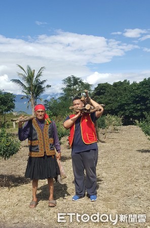 華山基金會義工為布農族老獵人邱阿公圓夢，由邱阿公著原住民傳統服裝帶領製作布農族打獵陷阱，義工也特別準備烤獵物跟大家分享，一起唱起布農族傳統歌謠。（圖／華山基金會提供）