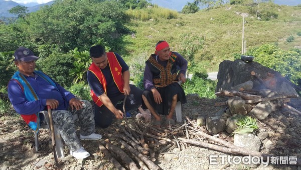 華山基金會義工為布農族老獵人邱阿公圓夢，由邱阿公著原住民傳統服裝帶領製作布農族打獵陷阱，義工也特別準備烤獵物跟大家分享，一起唱起布農族傳統歌謠。（圖／華山基金會提供）