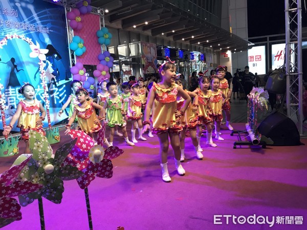 花蓮市公所為推展客家文化，（17日）晚間在遠百花蓮店和平廣場舉辦「好客樂聲滿蓮城～靚衣衫」發表會，除花蓮市長魏嘉賢出席外，尚有各級民意代表及各里里長參與。（圖／花蓮市公所提供）