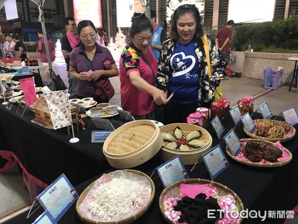 花蓮市公所為推展客家文化，（17日）晚間在遠百花蓮店和平廣場舉辦「好客樂聲滿蓮城～靚衣衫」發表會，除花蓮市長魏嘉賢出席外，尚有各級民意代表及各里里長參與。（圖／花蓮市公所提供）