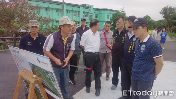 台東縣長黃健庭視察「太平溪第一鐵路橋」延長及加高工程，並前往豐里橋上游高灘地籃球場認養情形，期許建設處持續整治工程，希望兩處的場地能提供民眾休憩的場所。（圖／台東縣政府提供）