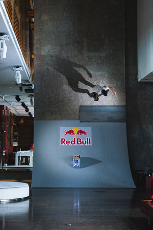 ▲酒吧變板場，RED BULL捷克滑板好手入侵WOOBAR。（圖／Red Bull提供）