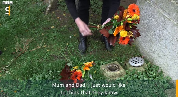 英國男孩墳墓前，神秘訪客70年持續送花！家人終於感動解惑..（圖／BBC紀錄片)