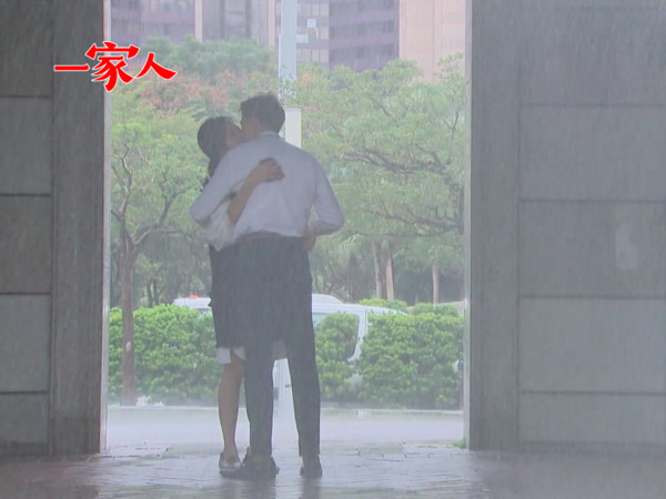 ▲丁力祺雨中激吻好友妻子李亮瑾，《一家人》被轟亂演。（圖／翻攝一家人臉書）