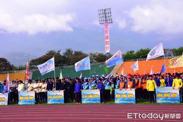 花蓮縣全縣暨社區全民聯合運動會開幕式在花蓮縣立田徑場舉辦，花蓮市代表隊並由主秘書翁美華帶隊，魏嘉賢在司令台上偕同傅崐萁等人向進場的運動員揮手招呼。（圖／花蓮市公所提供）