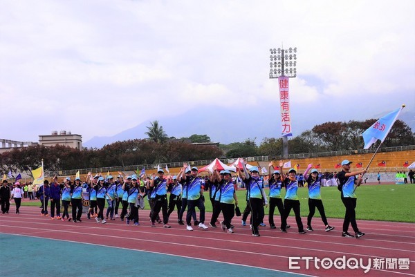 花蓮縣全縣暨社區全民聯合運動會開幕式在花蓮縣立田徑場舉辦，花蓮市代表隊並由主秘書翁美華帶隊，魏嘉賢在司令台上偕同傅崐萁等人向進場的運動員揮手招呼。（圖／花蓮市公所提供）