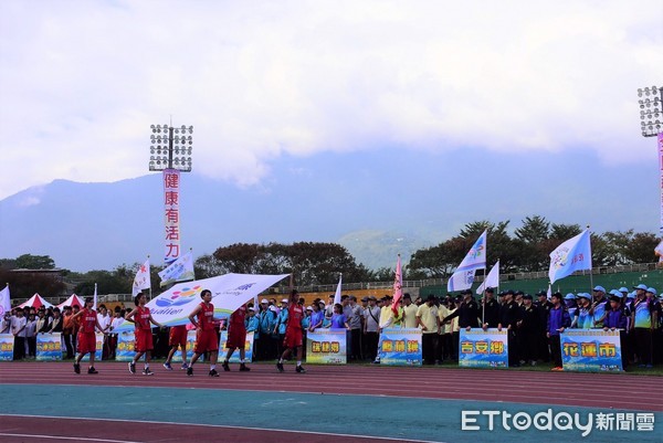 花蓮縣全縣暨社區全民聯合運動會開幕式在花蓮縣立田徑場舉辦，花蓮市代表隊並由主秘書翁美華帶隊，魏嘉賢在司令台上偕同傅崐萁等人向進場的運動員揮手招呼。（圖／花蓮市公所提供）