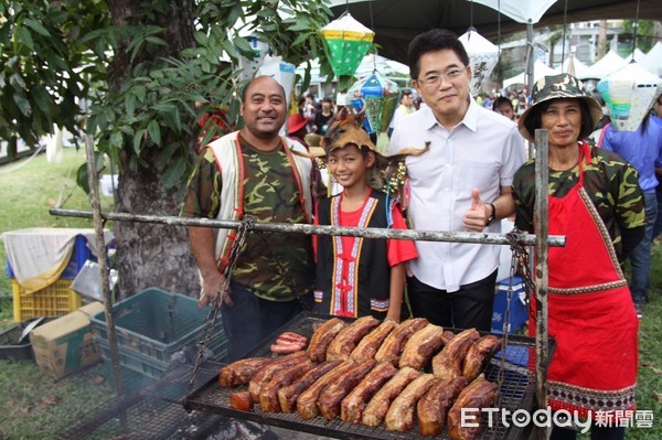 集「美味、藝術、多元」於一身的台東慢食節，第二場次主題「擒獸餐桌」11月18-19日（六、日）於鐵花新聚落登場，縣長黃健庭現場大跳慢食操並巡禮攤位品嘗美食，也請民眾慢慢吃出印象。（圖／台東縣政府提供）