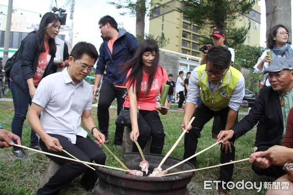 集「美味、藝術、多元」於一身的台東慢食節，第二場次主題「擒獸餐桌」11月18-19日（六、日）於鐵花新聚落登場，縣長黃健庭現場大跳慢食操並巡禮攤位品嘗美食，也請民眾慢慢吃出印象。（圖／台東縣政府提供）