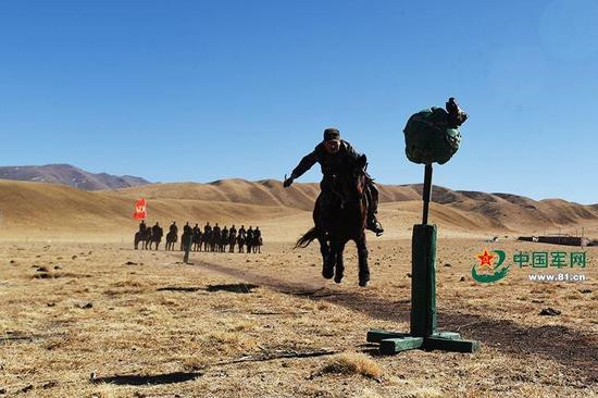 中國火箭軍某旅的守護任務，是由一支以古老形式的騎兵連所擔綱。（圖／翻攝自中國軍網）