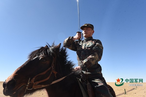 中國火箭軍某旅的守護任務，是由一支以古老形式的騎兵連所擔綱。（圖／翻攝自中國軍網）