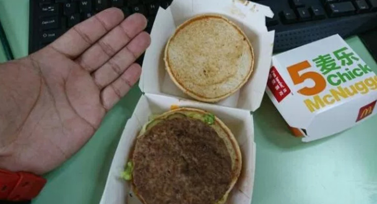 ▲▼大陸網友紛紛表示麥當勞漢堡變小了。（圖／翻攝自每日頭條，大咖說攝影）