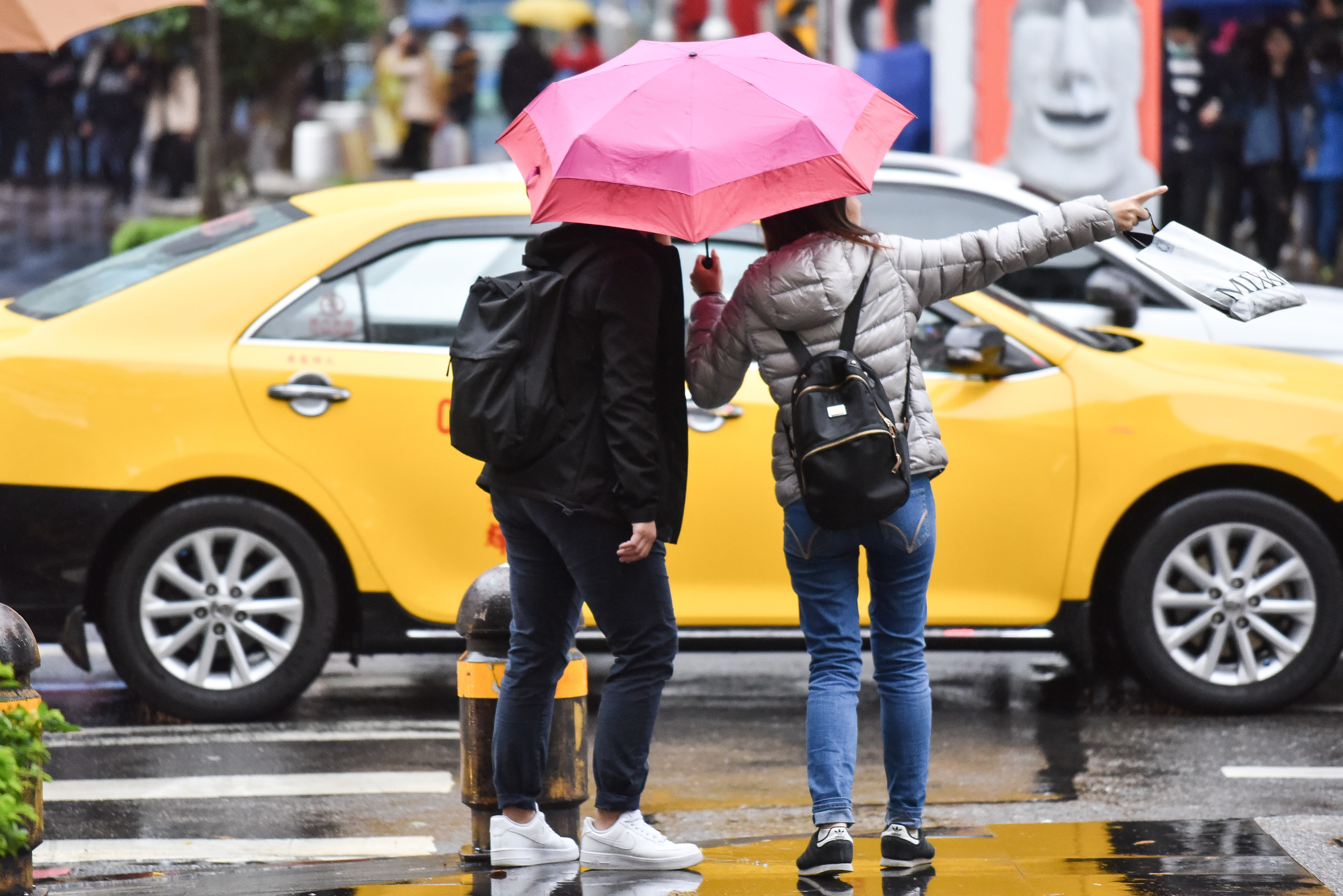 ▲▼大雨,下雨,雨天,天氣,豪大雨,雷陣雨,梅雨,降雨,氣象,行人,撐傘,雨傘,路人,天氣配圖。（圖／記者李毓康攝）