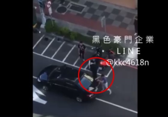 ▲舞女被追求男友吃醋，高雄七賢路白晝上演大亂鬥。（圖／翻攝臉書「黑色豪門企業」）