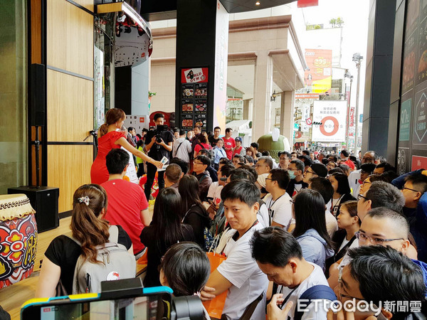 ▲小米在台南首間專賣店開幕   晚到的排隊1小時才逛得到 。（圖／記者洪聖壹攝）