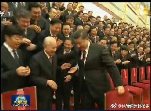 習近平親自挪開座位，讓座給現年93歲的「中國核潛艇之父」黃旭華，這個動作讓網友高喊：「全民偶像」。（圖／翻攝自央視）