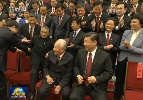 習近平親自挪開座位，讓座給現年93歲的「中國核潛艇之父」黃旭華，這個動作讓網友高喊：「全民偶像」。（圖／翻攝自央視）