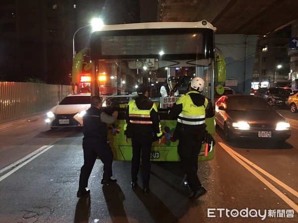 ▲三重警見公車拋錨，用人力徒手推車。（圖／記者林煒傑翻攝）