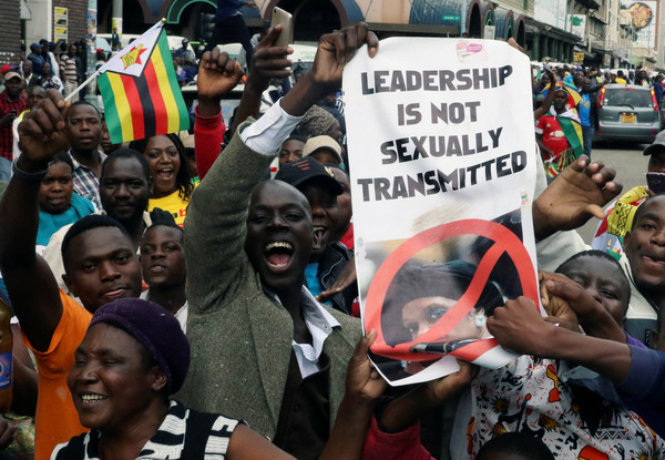 ▲▼辛巴威萬人上街頭慶祝「萬年總統」穆加比即將垮台。（圖／路透社）