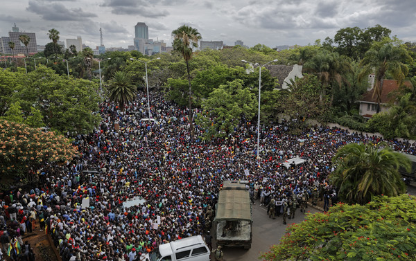 ▲▼辛巴威萬人上街頭慶祝「萬年總統」穆加比即將垮台。（圖／達志影像／美聯社）