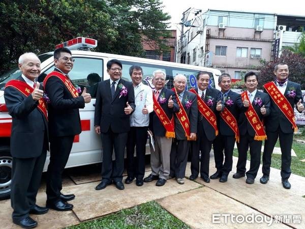 ▲桃園屏東同鄉會慶30，鄉親合購「屏東號」救護車捐贈消防局。（圖／蔡孟璋提供）