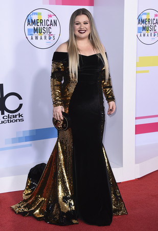▲凱莉克萊森（Kelly Clarkson）現身2017全美音樂獎（AMAs）。（圖／美聯社）