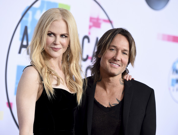 ▲妮可基嫚（Nicole Kidman）和老公齊斯艾本（Keith Urban）現身2017全美音樂獎（AMAs）。（圖／美聯社）