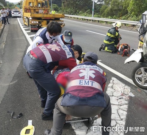 ▲▼國道3號遊覽車撞小客車，4人送醫搶救不治。（圖／記者莊雅婷翻攝）