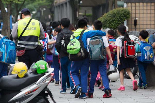 警察駐點,維護治安,維護安全,上下學安全,小學放學,小學生,校園安全,教育,國小（圖／ETtoday資料照）