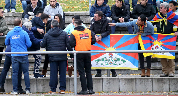 ▲▼中國足球隊和德國進行比賽時，因為發現觀眾席上掛著西藏旗幟「雪山獅子旗」，使他們憤而離場。（圖／達志影像／美聯社）