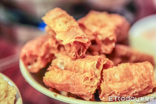 外國網紅試吃燒餅油條「服了台灣人」：竟然吃這種東西！ | ETtoday