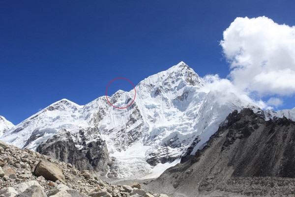 即使沒登上Kala Pathar，接近Gorak Shep聚落時，也能遠遠望見聖母峰（紅圈處）。