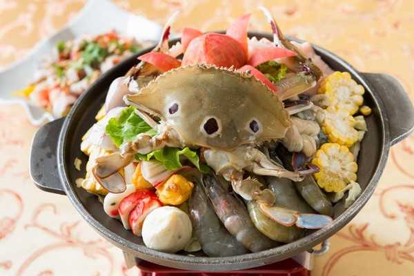 招牌菜「海鮮牛奶鍋」，用上蟹、蝦、魚、玉米與高麗菜等豐富食材，料多味美。（600元／份）