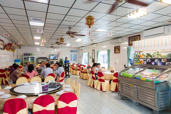 一提起「天河」，幾乎每個東港人知道這家海產料理店。