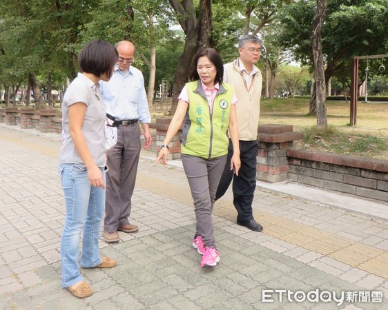 ▲水萍塭公園人行道健檢不合格，台南市議員唐碧娥要工務局盡快改善。（圖／唐碧娥提供）