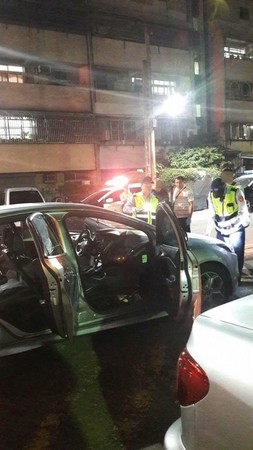 警方搜索張嫌車子，查出13包K他命，19包毒咖啡。（警方提供）