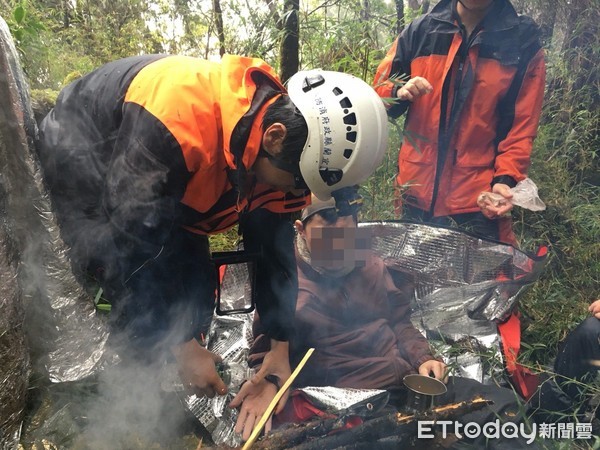 ▲登山客大雨中迷路失溫　救難人員「生火烤肉」讓他補充熱量。（圖／記者謝侑霖翻攝）