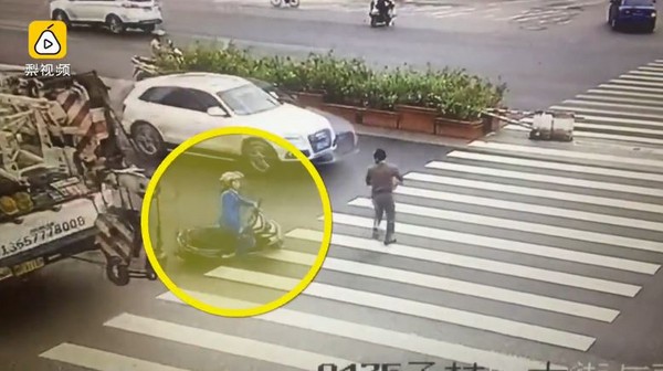 女騎士閃避路人摔車遭後方吊車輾斃，路人看兩眼快跑。（圖／翻攝自梨視頻）